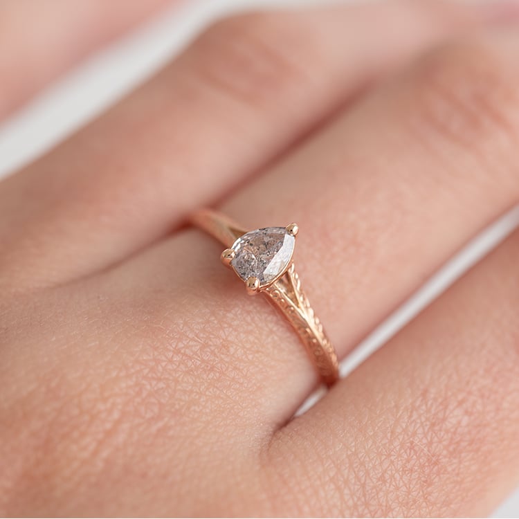 Ručně rytý prsten s pear salt and pepper diamantem Vivia 121392