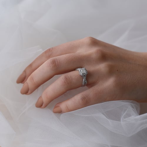 Nádherný diamantový prsten s princess diamantem Cvetah