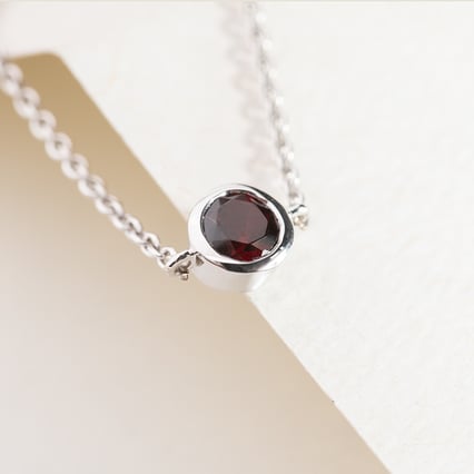 Stříbrný náramek s granátem Arleth