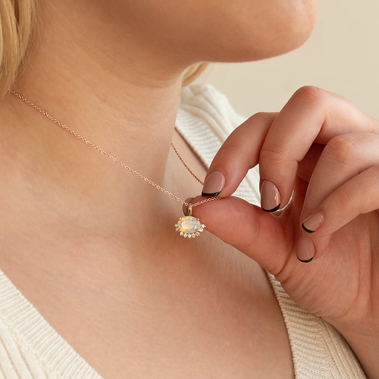 Half halo přívěsek s oválným opálem a diamanty Reverie 135651