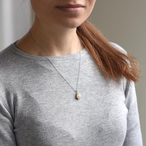 Přívěsek s bílým opálem a diamanty Gale