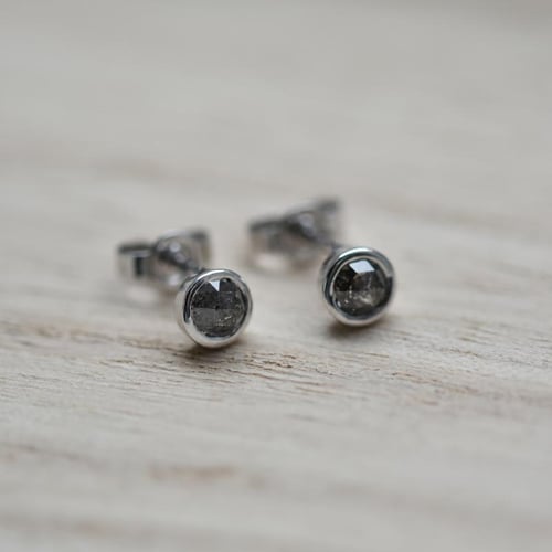Zlaté bezel náušnice s 0.52ct salt and pepper diamanty Gledina
