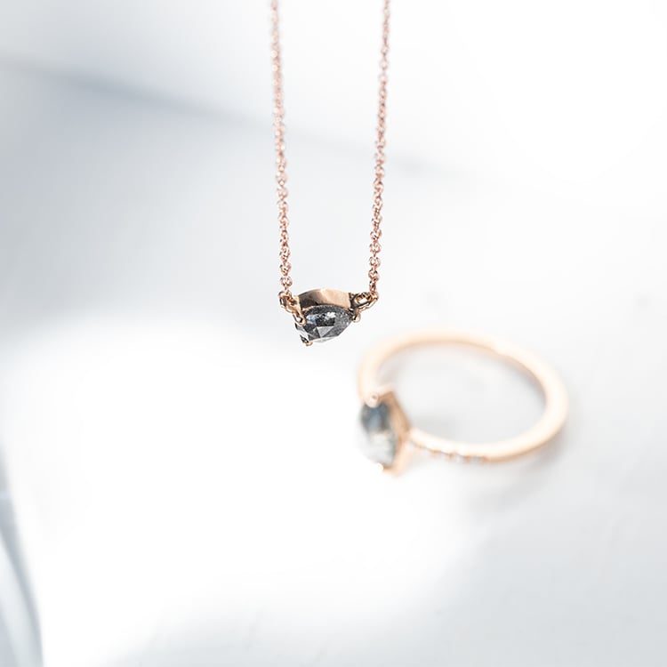 Náhrdelník s pear salt and pepper diamantem Maliah 128622