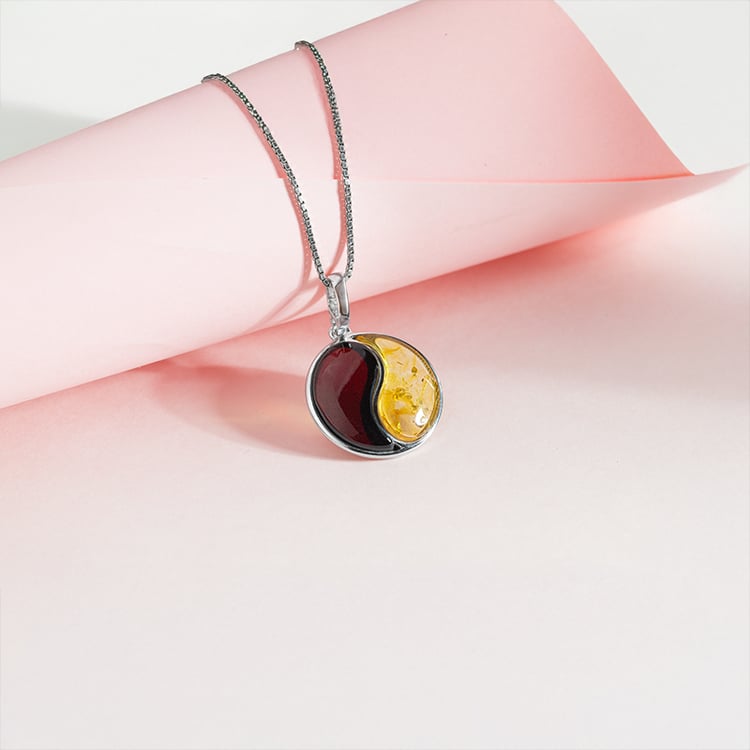 Stříbrný jantarový přívěsek se symbolem Jin Jang 150773