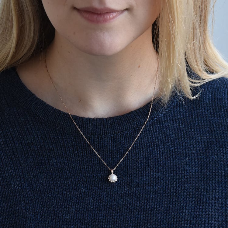 Stříbrný halo náhrdelník s perlou a diamanty 74394