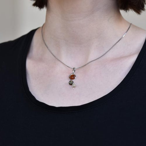 Stříbrný přívěsek s trojbarevnými jantary Artina