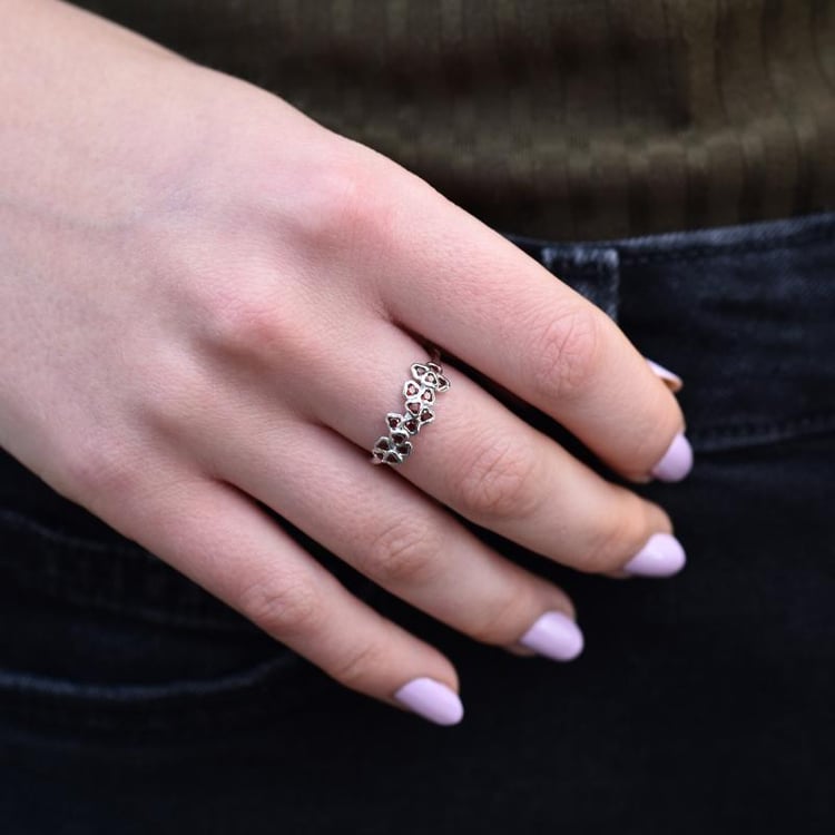 Prsten s granátovými květy z bílého zlata 44963