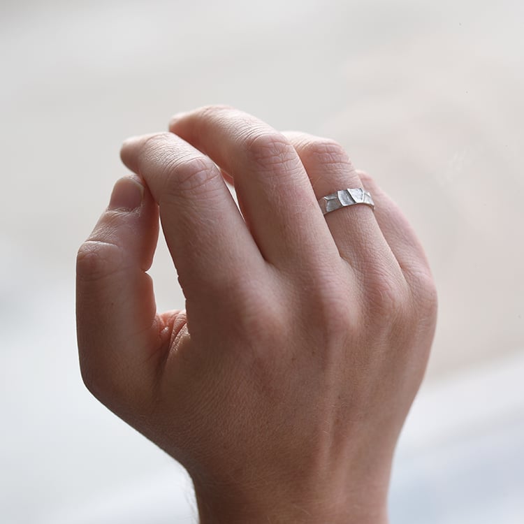 Snubní pánský prsten s reliéfem 58736