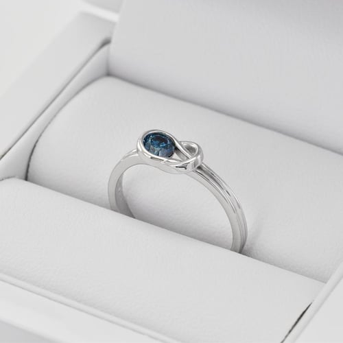 Romantický zásnubní prsten s modrým diamantem Cearah