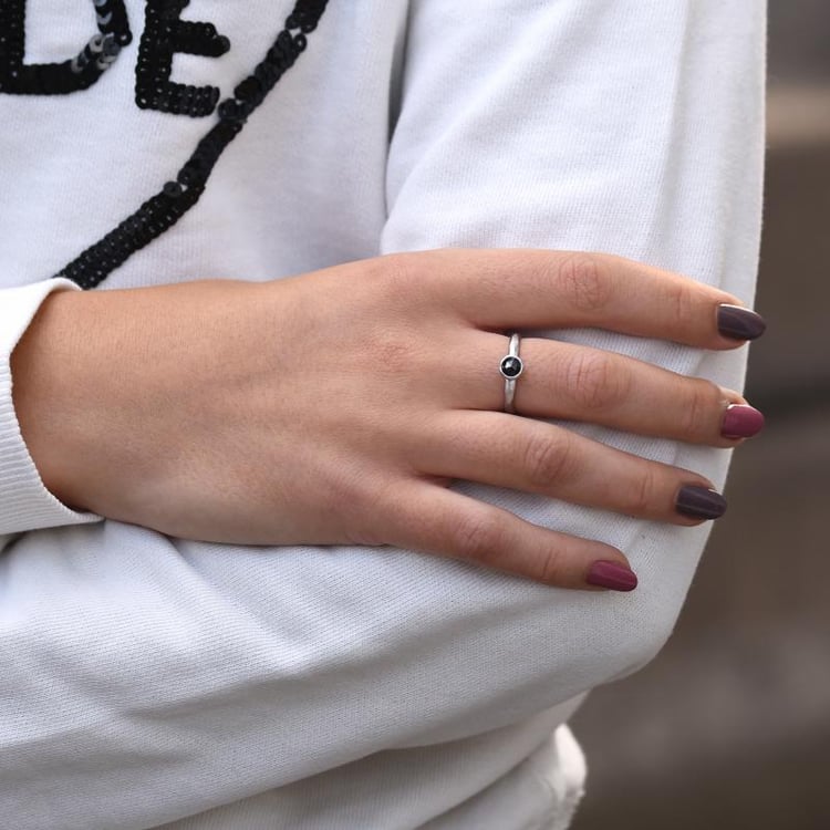 Tepaný zlatý prsten s černým diamantem v routovém brusu 51761