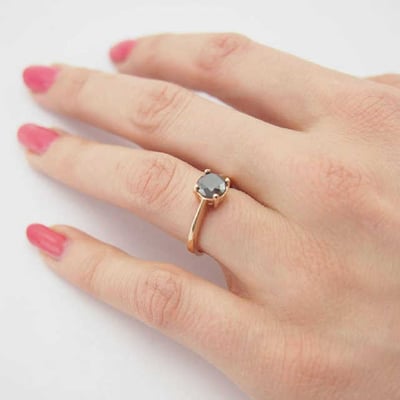 Zlatý prsten s černým diamantem