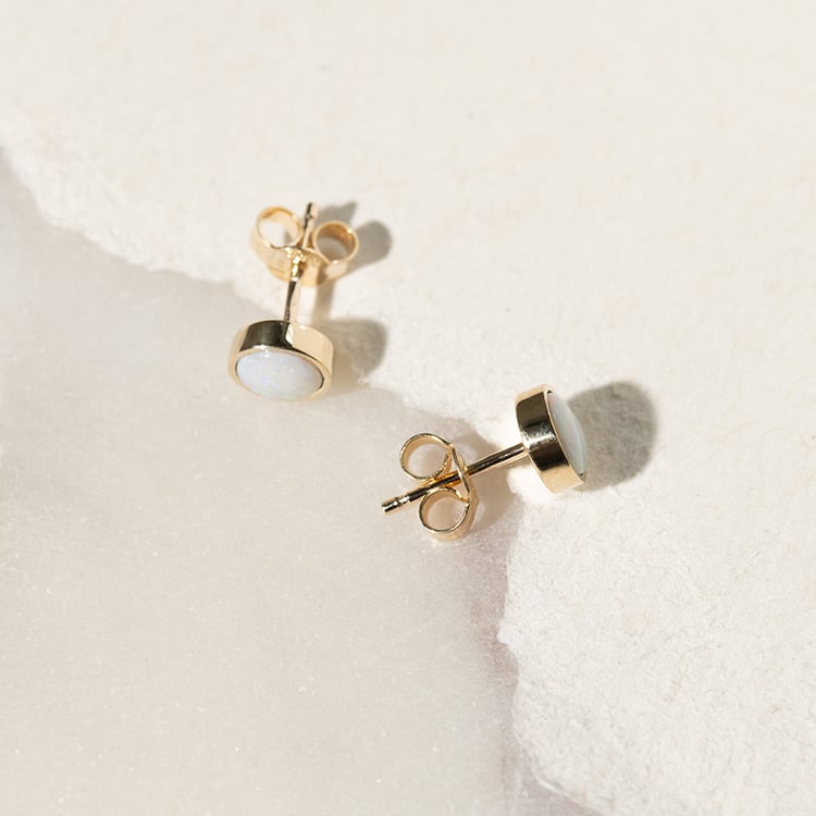 Zlaté minimalistické náušnice s bílými opály Aurinda 137128