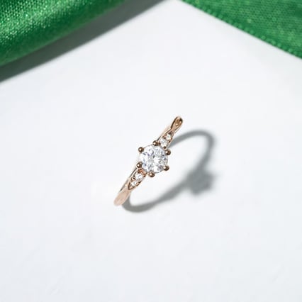 Zásnubní prsten z oříškového zlata s lab-grown diamanty Mileva