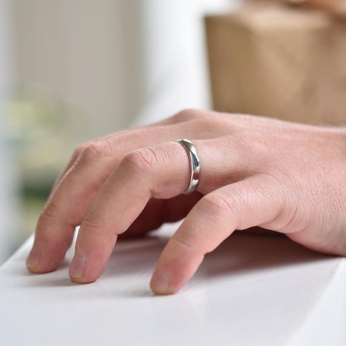 Platinový eternity prsten s diamanty a pánský půlkulatý snubní prsten Otila