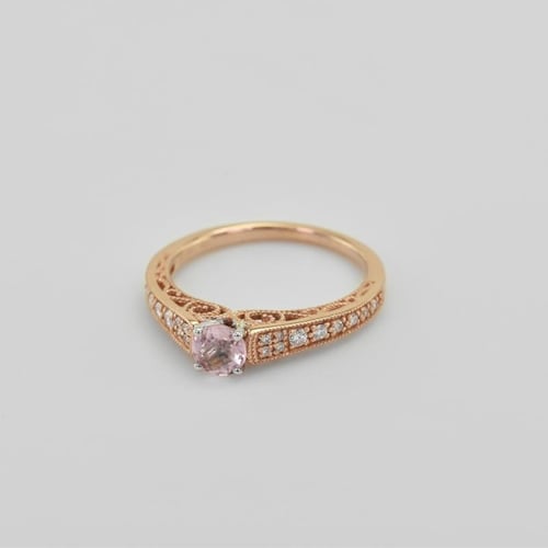 Zásnubní prsten ve stylu vintage s morganitem a diamanty Keran