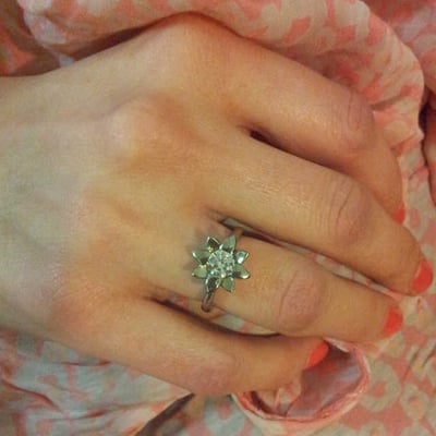 Zlatý prsten ve tvaru květiny