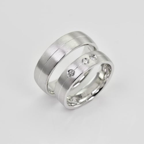 Zlaté snubní prsteny se třemi diamanty Ralio