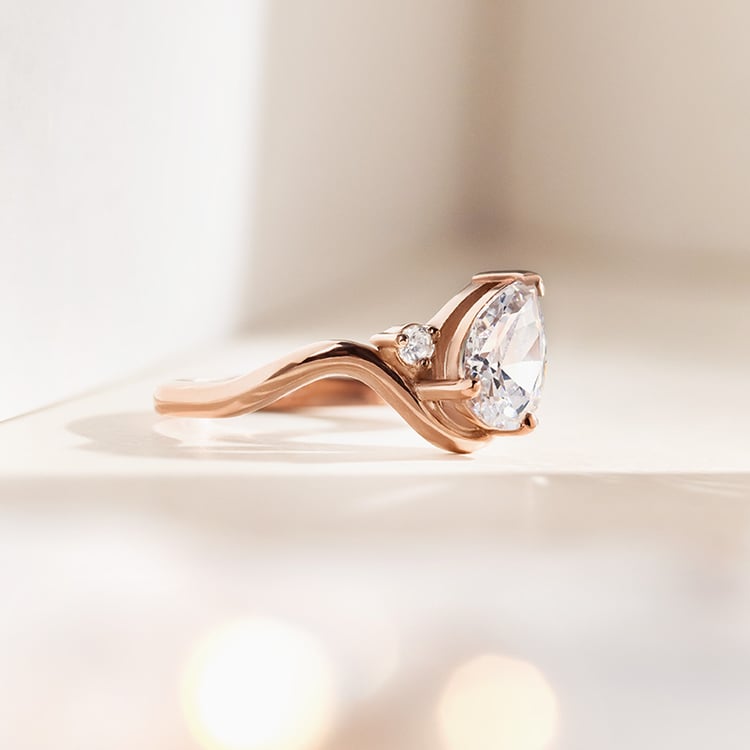 Vlnitý zásnubní prsten s pear moissanitem Mirjana 154931