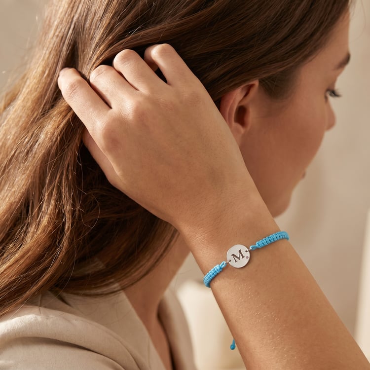 Šňůrkový náramek se safírem a písmenem Zara 167848