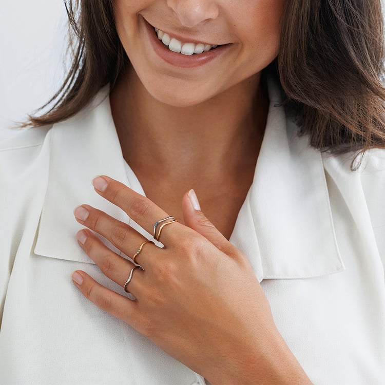 Stříbrný vykrojený prsten se třemi diamanty Cason 157750