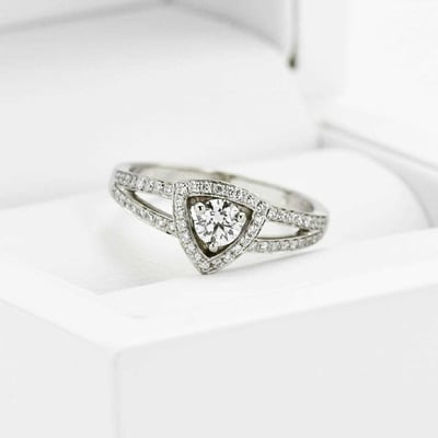 Platinový zásnubní prsten