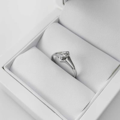 Prsten z bílého zlata