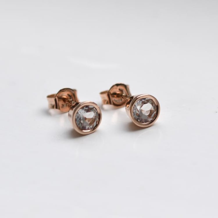 Bezel náušnice s bílými topazy 51525