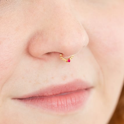 Zlatý septum piercing s rubínem Arla