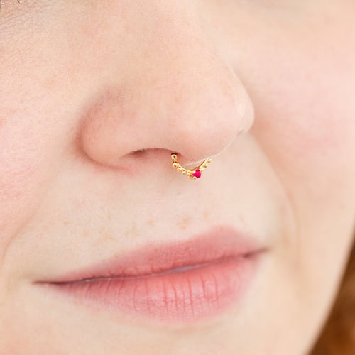 Zlatý septum piercing s rubínem Arla