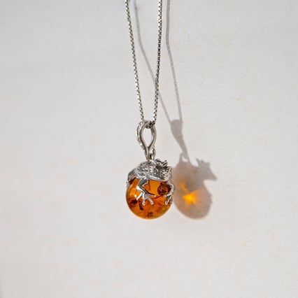 Stříbrný jantarový přívěsek s žábou Frog