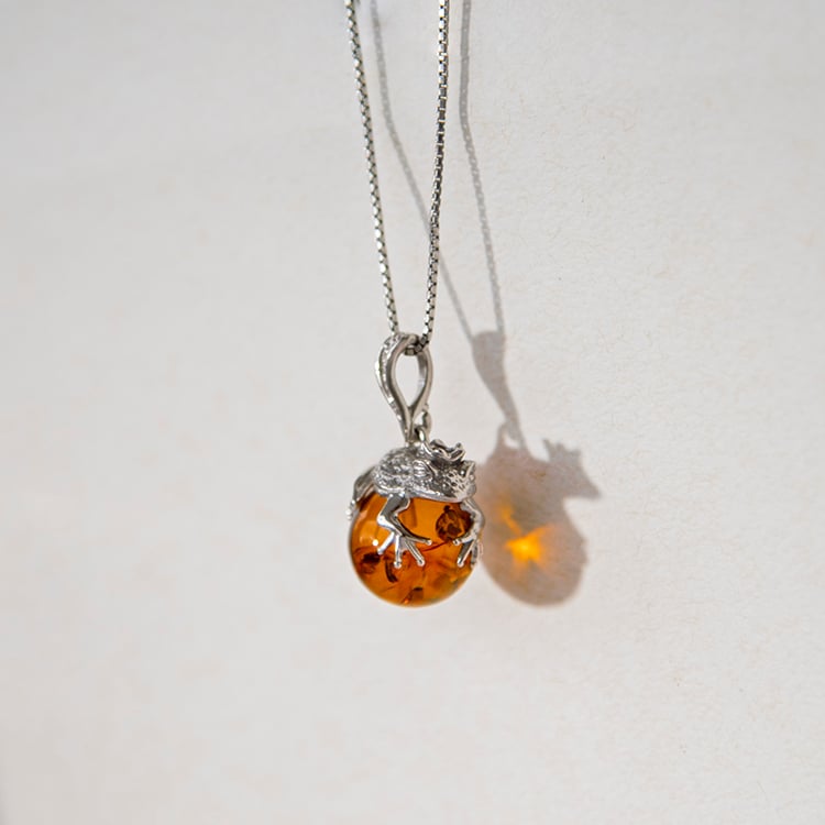 Stříbrný jantarový přívěsek s žábou Frog 107874