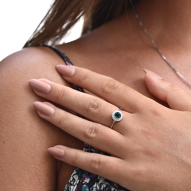 Halo prsten se smaragdem obklopeným diamanty 63680