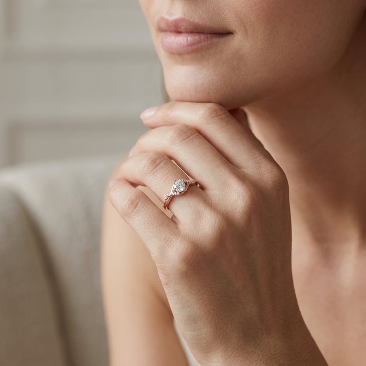 Zásnubní prsten s postranními diamanty 169107