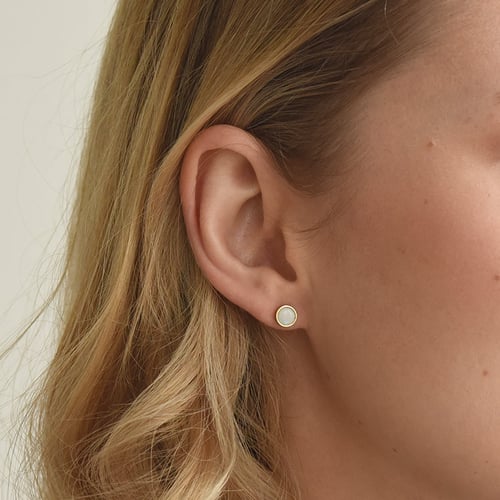 Zlaté minimalistické náušnice s bílými opály Aurinda