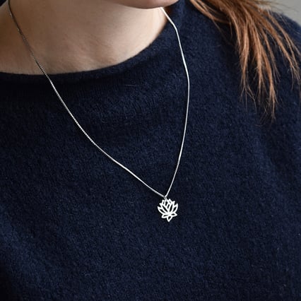 Stříbrný přívěsek s květem lotosu Laila