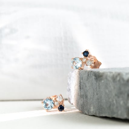 Cluster náušnice s akvamarínem, safírem, měsíčním kamenem a diamantem Kerrie