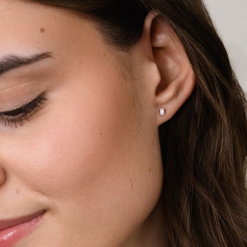 Minimalistické stříbrné peckové náušnice s emerald diamentem Agata