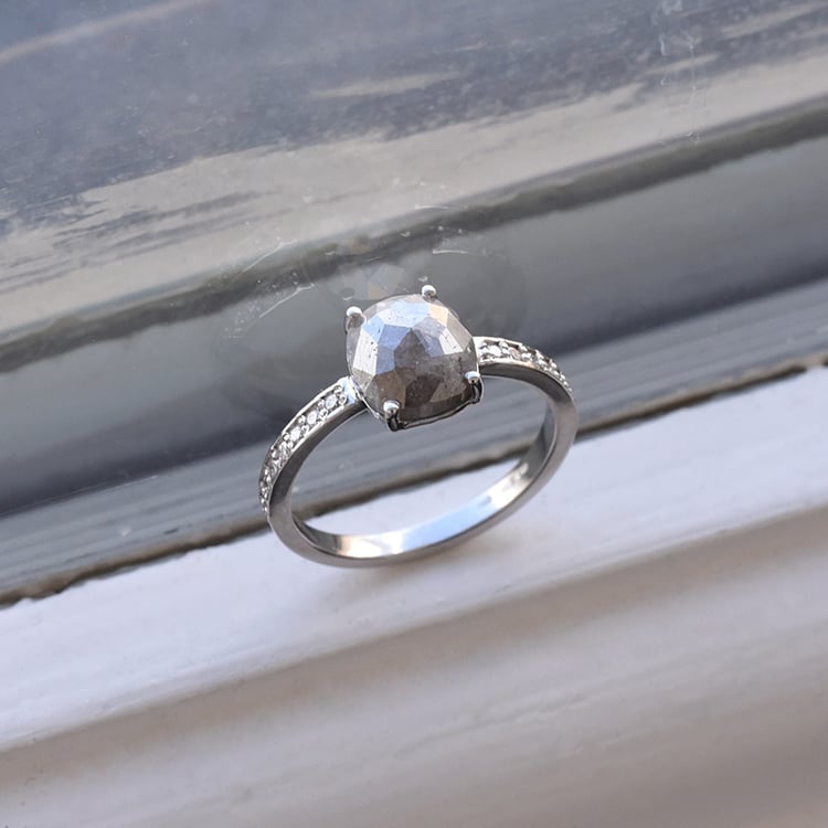 Zlatý prsten s jedinečným salt and pepper diamantem a postranními diamanty 79908