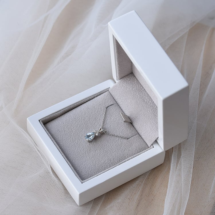 Zlatý náhrdelník s akvamarínem 65388