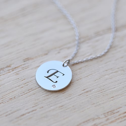 Platinový přívěsek s diamantem a gravírem písmene Sager