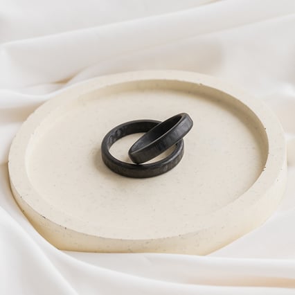 Plochý karbonový snubní prsten se zkosenými hranami Versiss