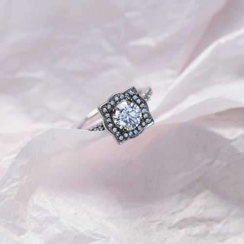 Extravagantní zásnubní diamantový prsten v halo stylu Olva