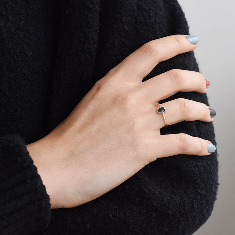 Prsten s černým marquise diamantem 91094