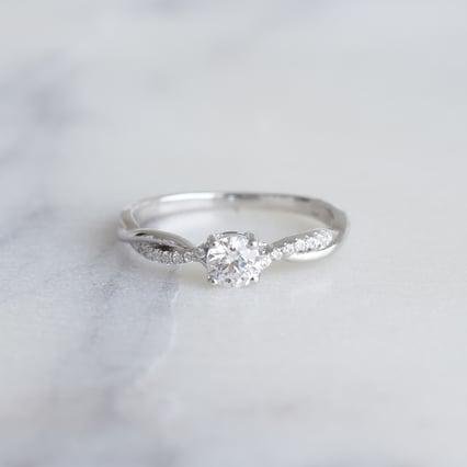 Zásnubní proplétaný prsten s postranními diamanty Aliye