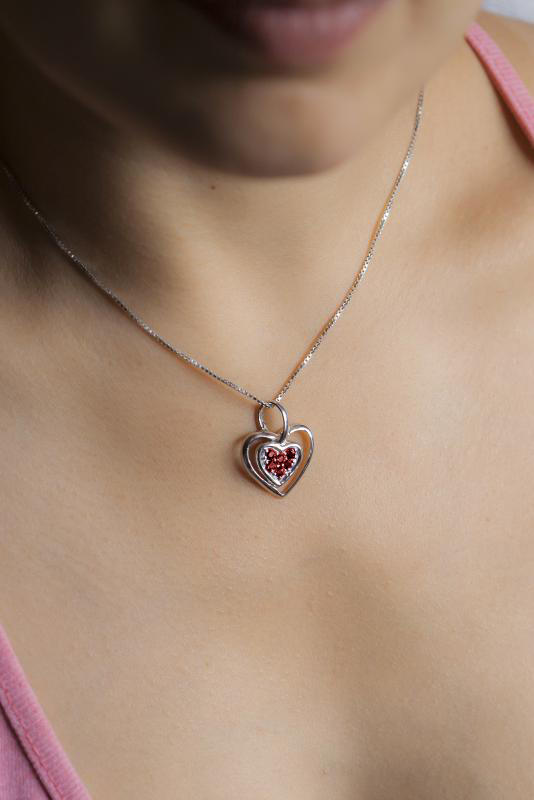 Stříbrný náhrdelník ve tvaru srdce 8125