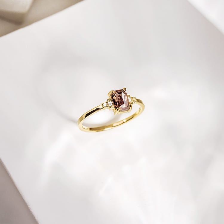 Prsten se salt and pepper diamantem a postranními diamanty Cilla 153076