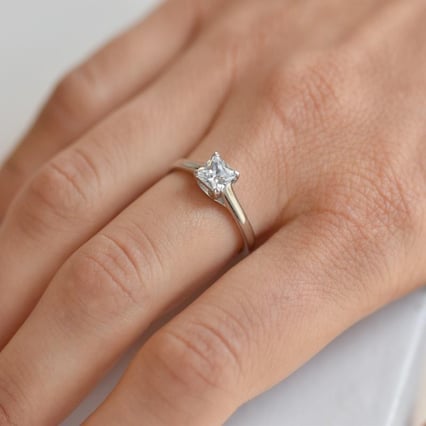 Zlatý zásnubní prsten s princess moissanitem Tamalika