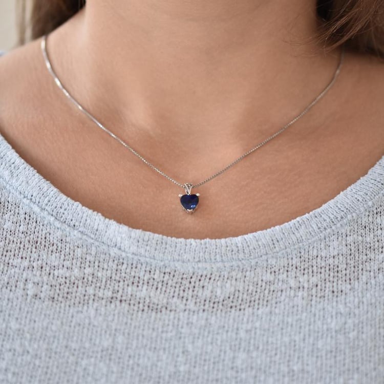 Safírové srdce ve stříbrném náhrdelníku 17697