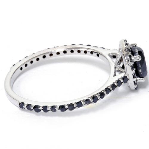 Černé diamanty ve zlatém prstenu 1965