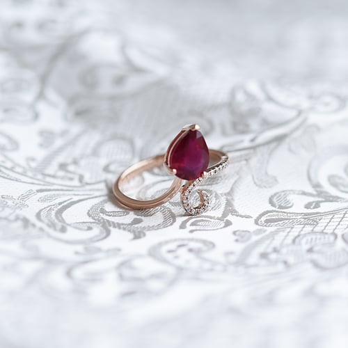 Originální zásnubní prsten s rubínem a diamanty Cael